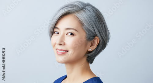 美しい白髪の女性 シルバーヘア グレイヘア 