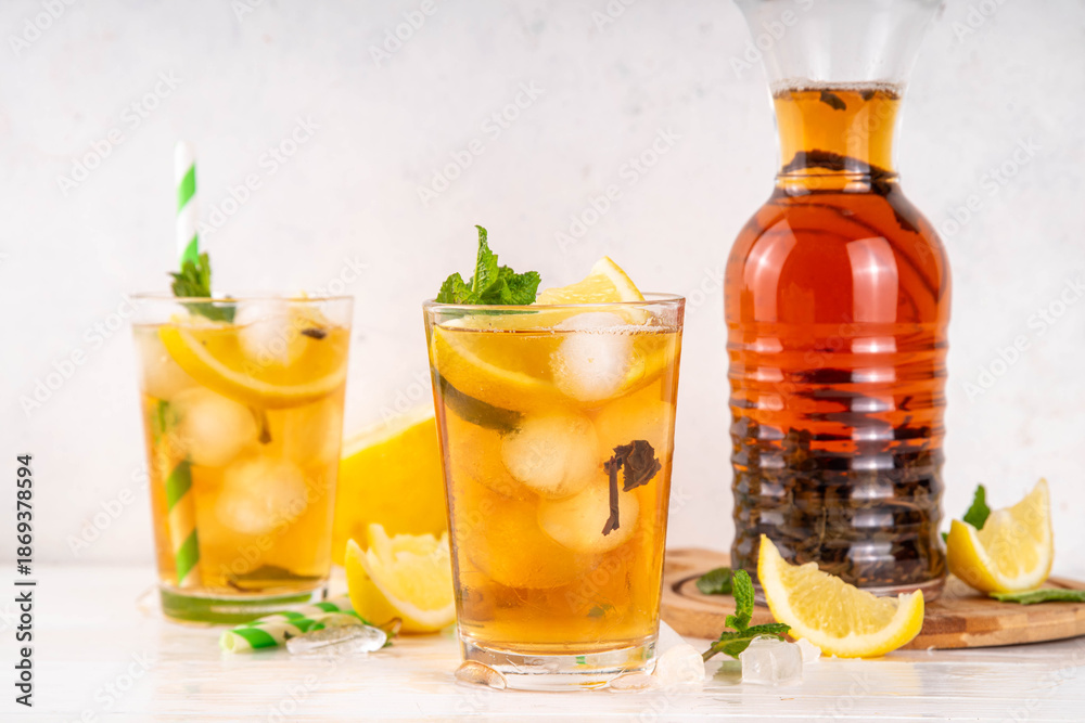 Fototapeta premium Iced tea cocktail drink, cold summer drink with black tea