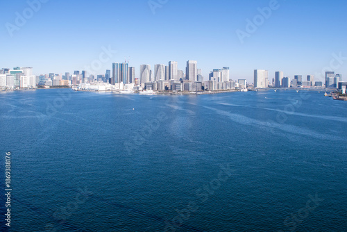 東京湾越しの晴海方面の湾岸の高層ビル群