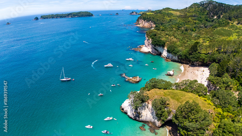 Schilderij op canvas Aerial View of Cathedral Cove Beach, New Zealand – Turquoise Waters and Coastal