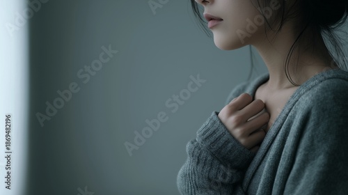 不安で胸を押さえる日本人女性