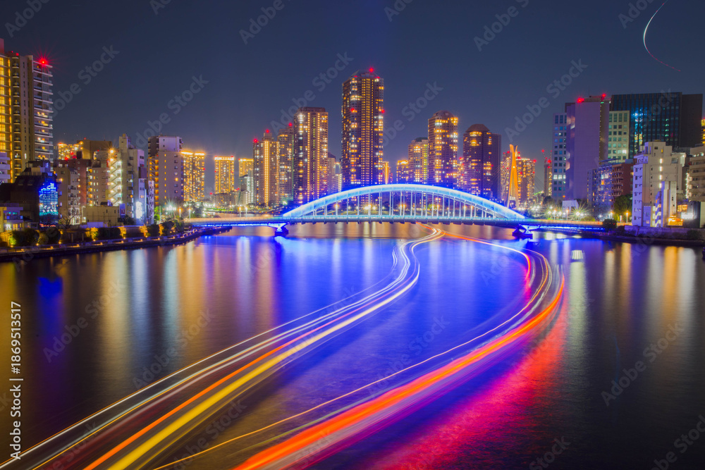 Obraz premium 夜の隅田川の航跡と永代橋の夜景