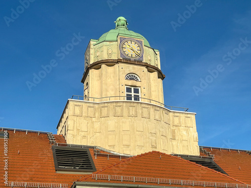 der Turm bzw. dachreiter des AOK-Gebäudes von 1913 im sächsischen Dresden