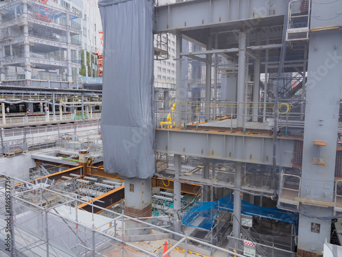 工事中の高層ビル。渋谷の再開発。