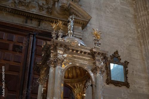 Foto Intricate silver altar piece inside a cathedral