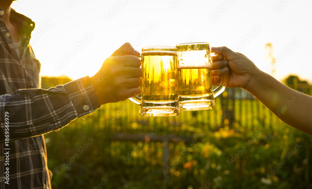 Φωτογραφία A close-up image of two beer glasses in hands, with the sound of the glasses clinking together in the backyard