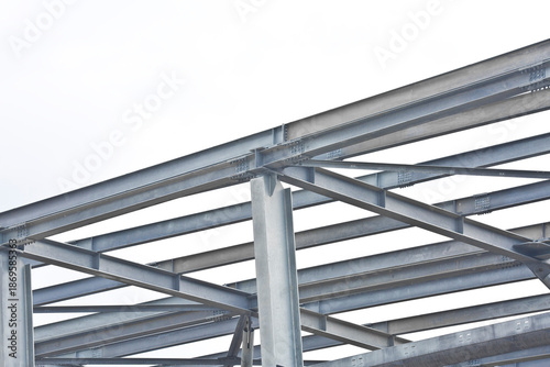 CONSTRUCTION SITE FOR THE CONSTRUCTION OF A GALVANIZED STEEL STRUCTURE WITH BEAMS AND PILLARS