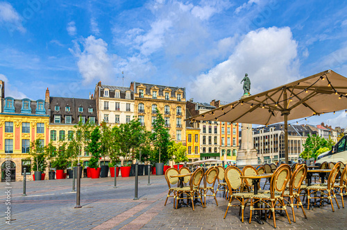Foto Street restaurant tables and chairs on La Grand Place square in Lille city cente