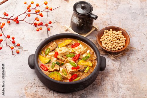  청국장은 장의 한 가지. 삶은 콩을 더운 방에서 띄워 반쯤 찧다가 소금과 고춧가루를 넣어 만든다
Cheonggukjang is a type of soybean paste. It is made by boiling soybeans in a heated room, then pounding them until half-finished, then adding sa