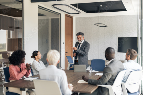 Fotografi Business leader presenting during office conference meeting with diverse team