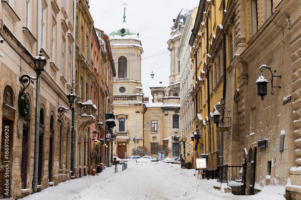 Ταπετσαρία Beautiful winter view of the old city street with historic architecture and snow