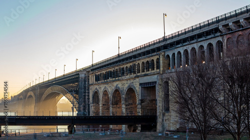 Foto Scenic sunrise view of the Eads Bridge crossing the Mississippi River from St