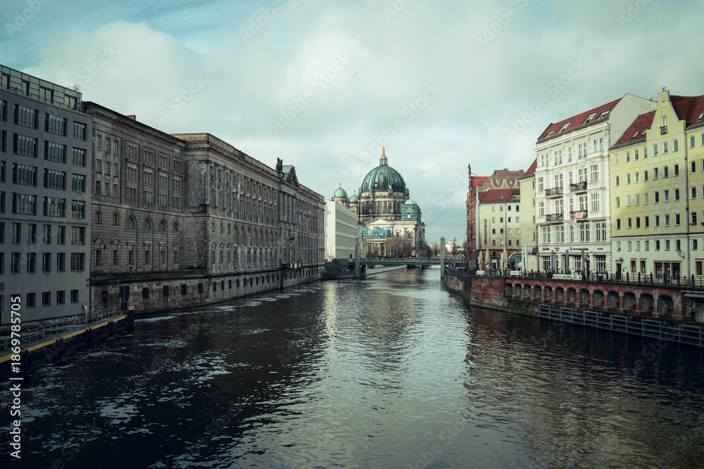 Obraz premium Berlin Cathedral, Berliner Dom, and river Spree. View from from Mühlendammbrücke. December 13th, 2023.