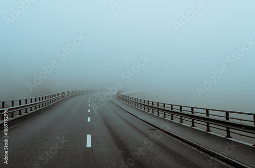 Aspahltstrasse führt in Nebelwand