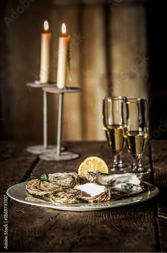 Frische Austern angerichtet mit Champagner