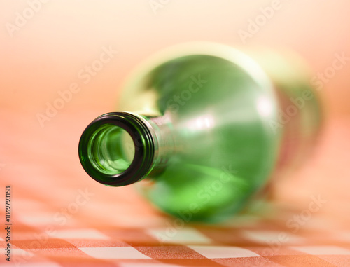 leere liegende Weinflsche auf einem Tisch mit karierter Tischdecke