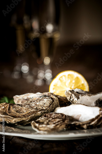 Frische Austern angerichtet mit Champagner