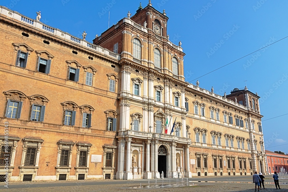 Obraz premium modena, italien - palazzo ducale an der piazza roma
