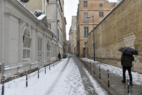 Rue enneigée à Paris en hiver