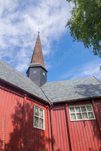 Die Rennebu Kirke ist eine rote Holzkirche und wurde 1669 in Y-Form erbaut. Sie liegt im Ortsteil Voll am Pilgerweg Pilgrimsleden Olavsweg in Trøndelag, Norwegen