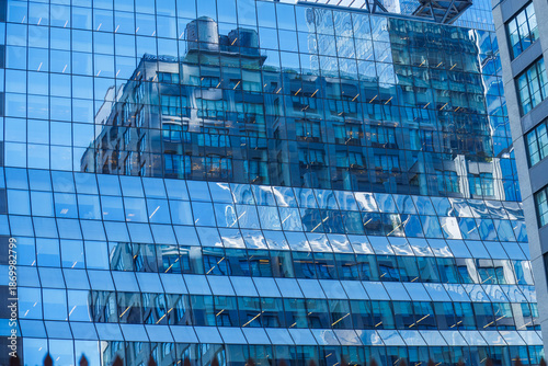 Foto Architectural reflection of a historic pre-war building in the modern glass curtain wall of a Midtown Manhattan skyscraper, New York City