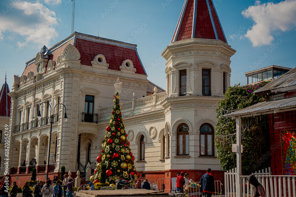 Obraz premium Historic building with Christmas tree in El Oro town square 