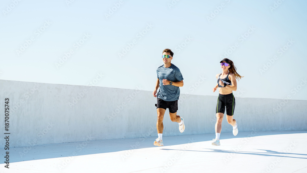 Obraz premium Running on a sunny day at an outdoor track