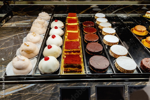 Dolci tipici italiani in rassegna in vetrina di pasticceria 
