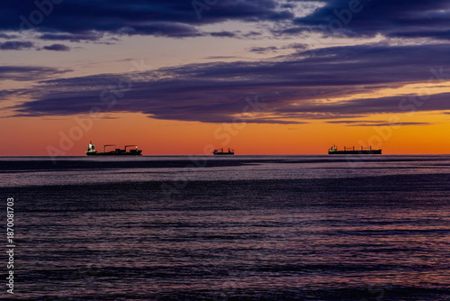  Sagome di navi da trasporto al tramonto viste dal lungomare di Salerno (Campania , Italia)