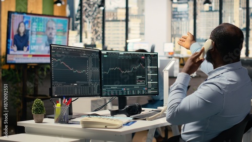Obraz na plátně Stockbrokers worried by Black Swan event causing global disruption, alerting customers