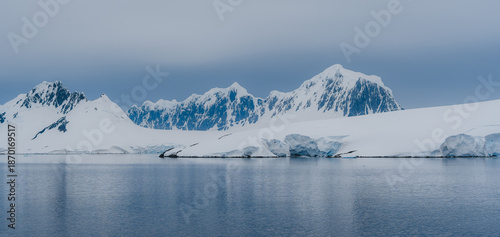 Tableau sur toile Neumayer Channel Antarctica Palmer Archipelago Dramatic Cliffs Snow Covered Mountains Calm Ocean