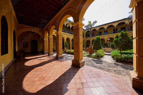 Canvas Print Silence and sunlight in the heart of Lima