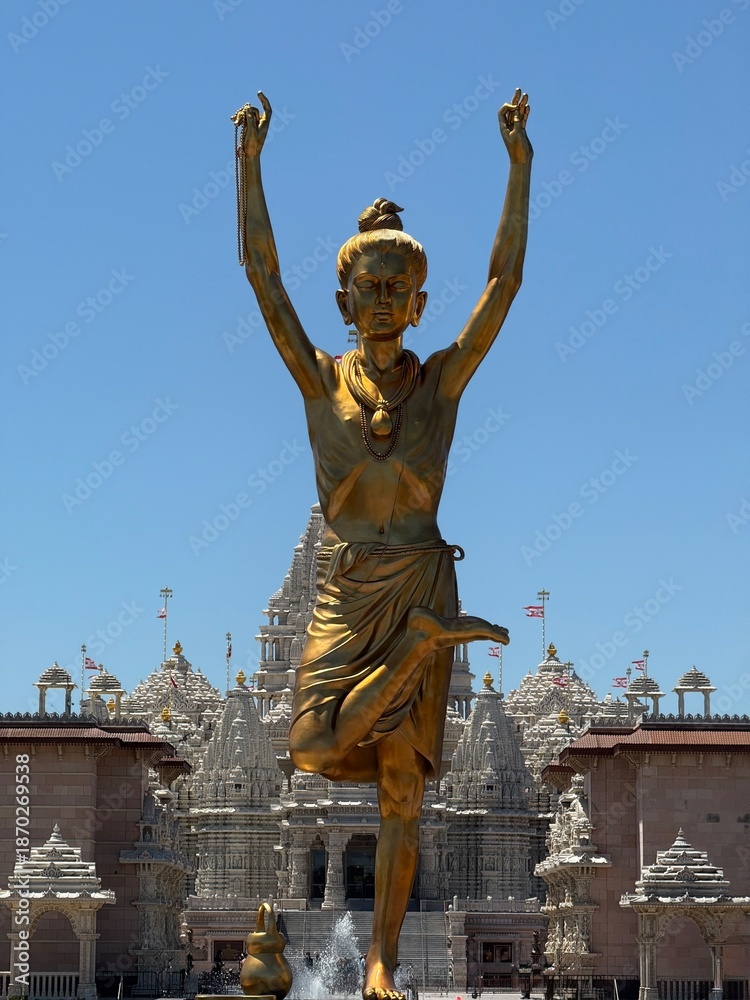Obraz premium Golden Statue of Nilkanth Varni in Yoga Pose at Akshardham Temple