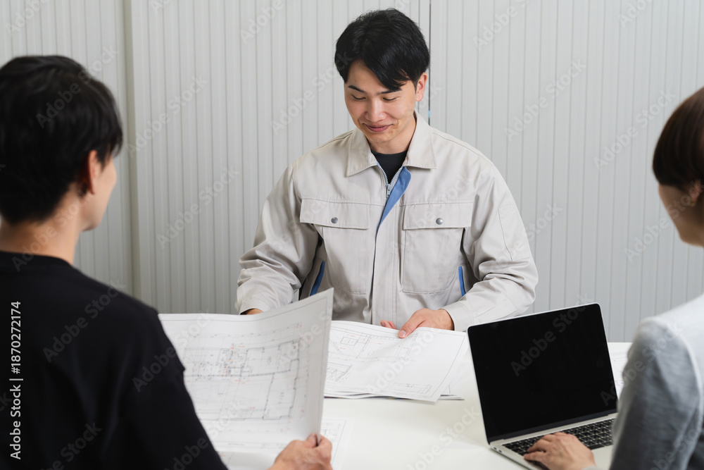 Fototapeta premium 建築士と話し合う建築現場の監督 建築イメージ