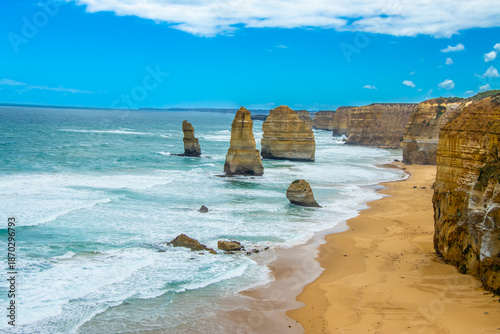 Foto Iconic limestone stacks of the Twelve Apostles at sunset, Great Ocean Road, Victoria, Australia