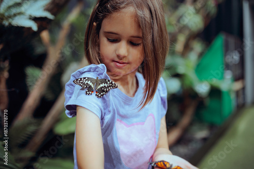Foto Happy Little Girl Playing with a Lime Butterfly
