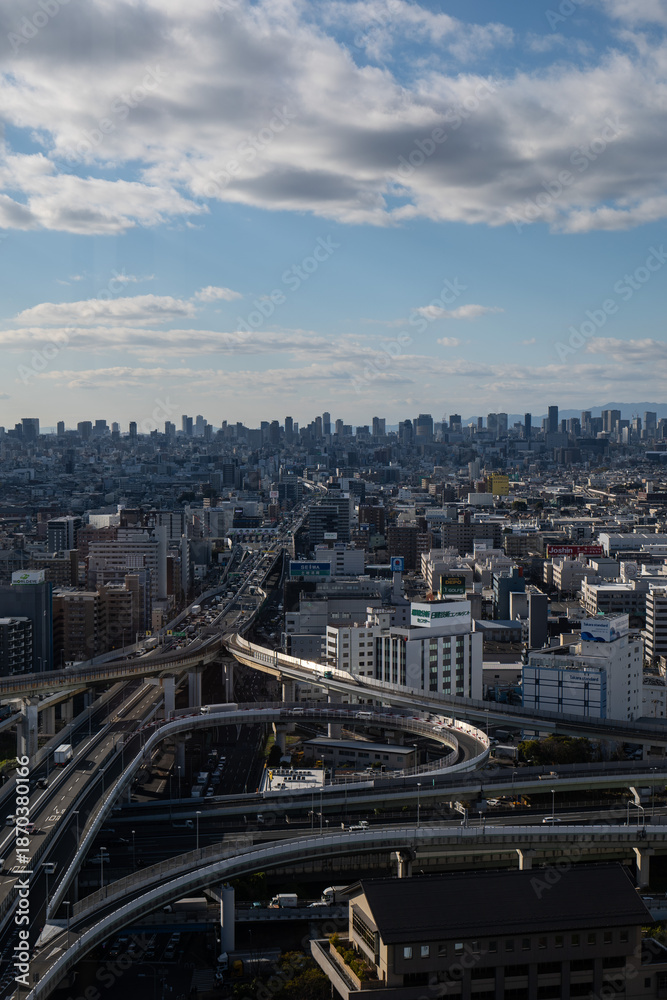 Obraz premium 大阪、橋、城市、山、道路、風光、交通、青空、雲