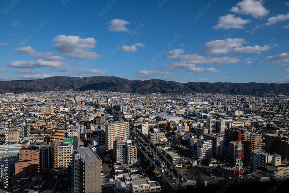 Obraz premium 大阪、橋、城市、山、道路、風光、交通、青空、雲