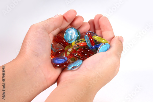 おはじきを持つ子どもの手