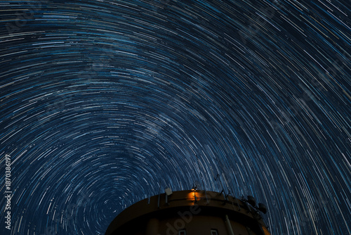 Foto 猪名山天文台と星の軌跡、夜空に描かれる天体の動き