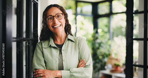 Foto Portrait, arms crossed and woman with smile in home, confident or horticulture knowledge for career
