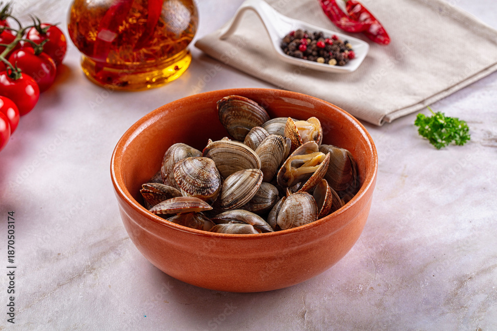 Fototapeta premium Steamed vongole clams with spices