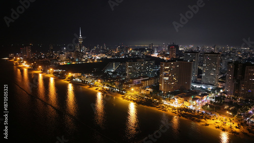 Foto Pattaya cityscape at night showing beachfront hotels, high rise buildings, and t