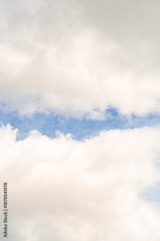 Obraz premium Peaceful Cloudscape on Sunny Day