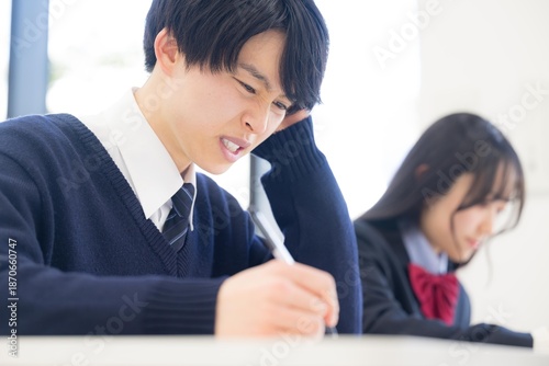 Foto 受験勉強や学習が難しくて悩む男子高生　テスト全然わからない…