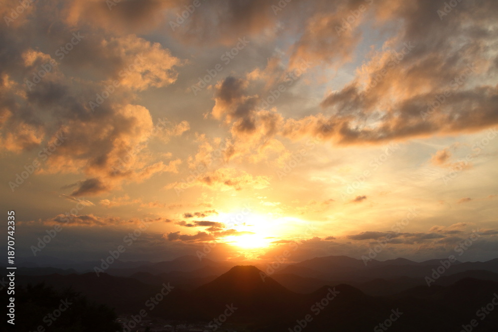 Fototapeta premium 山に沈む夕日