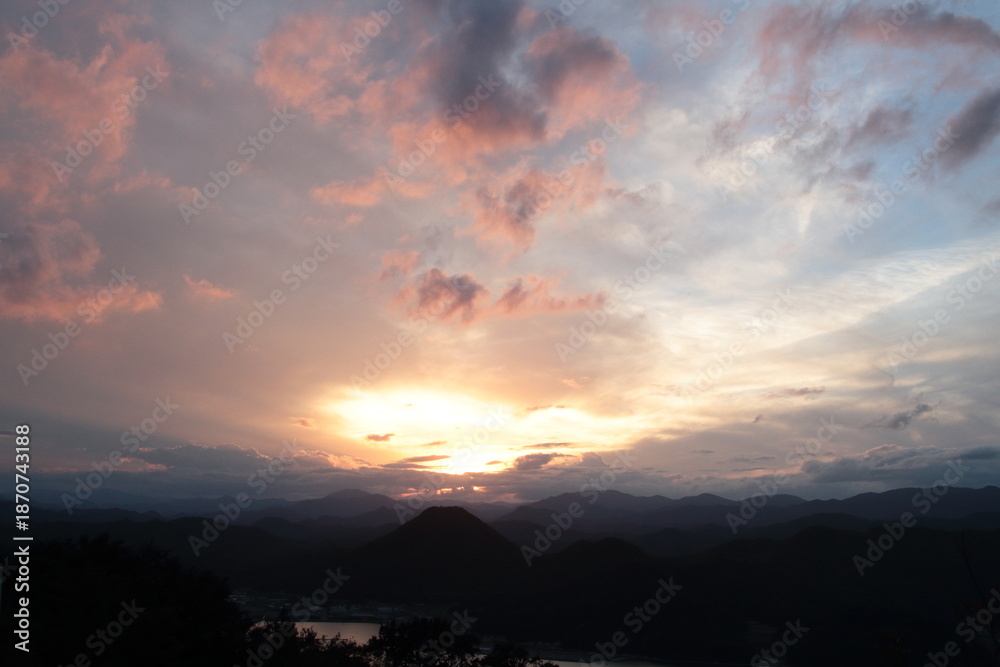 Obraz premium 山に沈む夕日