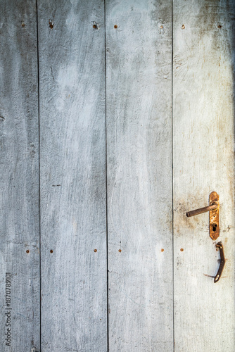 Schilderij op canvas Aged wooden door of abandoned rural house, rustic texture background symbolizing