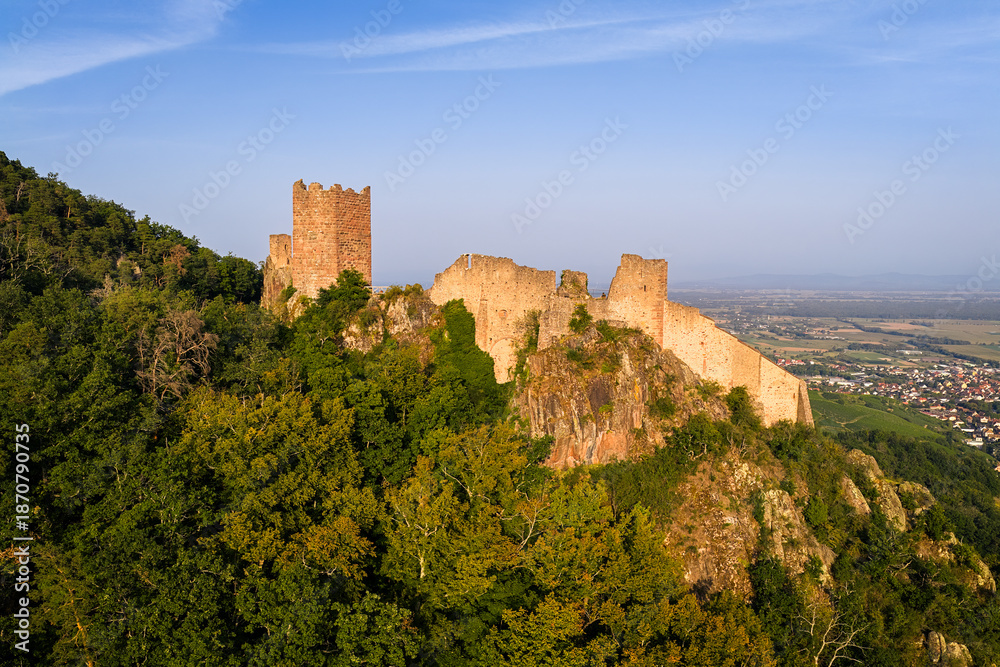 Obraz premium Abendstimmung an der Burgruine St. Ulrich bei Ribeauville