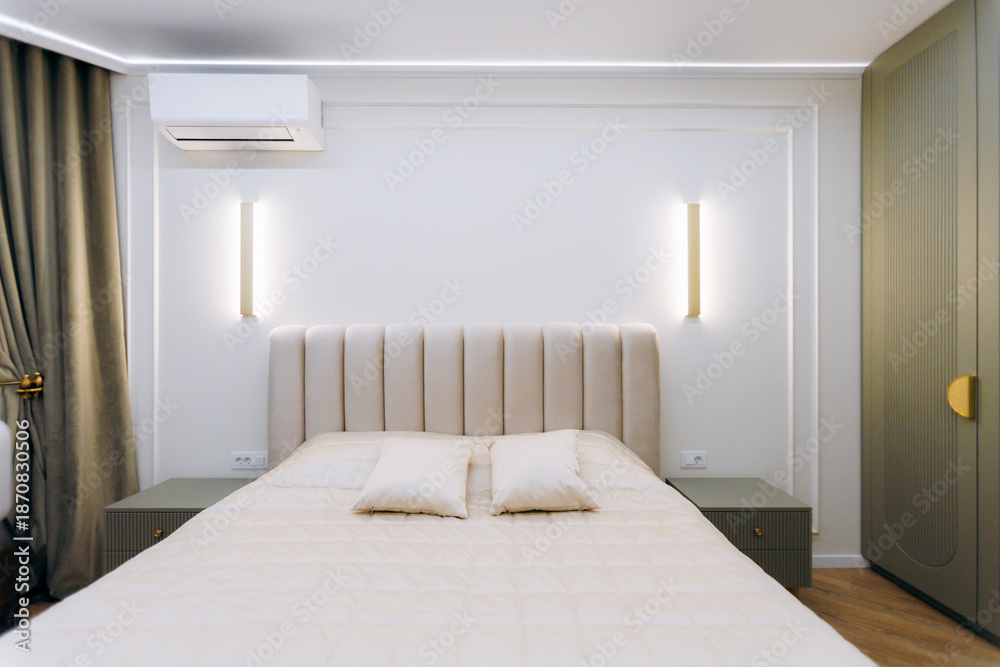 Fototapeta premium Upscale bedroom showcasing plush furnishings and sophisticated decor